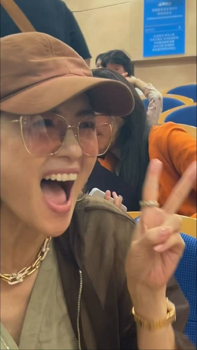 章子怡携儿女观战温网 温馨互动引关注