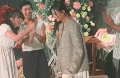 演员徐璐为好友做伴娘 抢到了新娘捧花