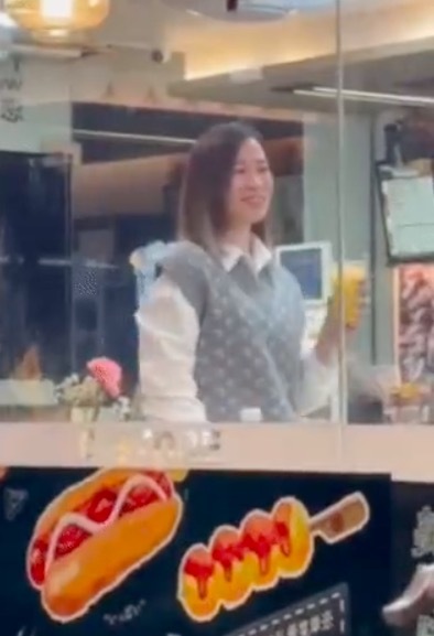 佘诗曼也去便利店调酒 亲和力十足