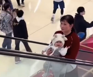 宝宝逛商场瞧见妈妈秒变脸，网友：小表情也太可爱了吧，幸福指数拉满！
