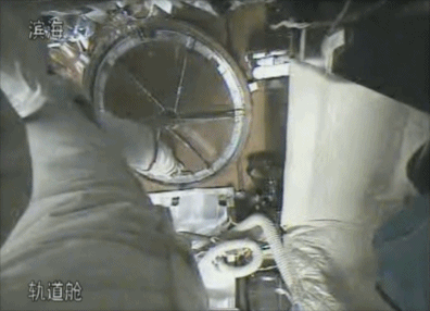 14年前中国航天员首次出舱，感觉良好背后充满惊险