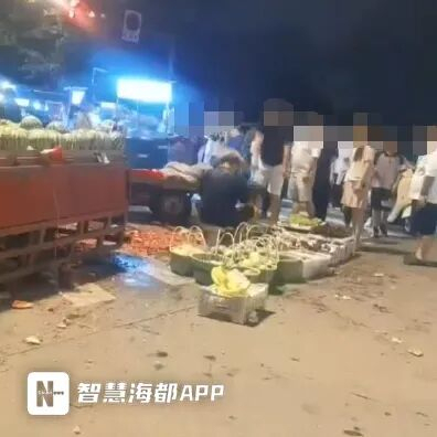 男子拿数个西瓜连砸摊贩头部 挑瓜争执升级