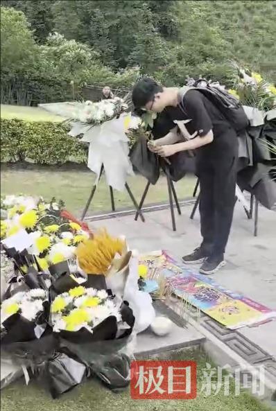 男子連續(xù)4年祭拜袁隆平