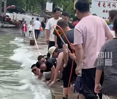男孩跌入湍流被吸入桥洞 众人救援 激流中“人链式”拉拽