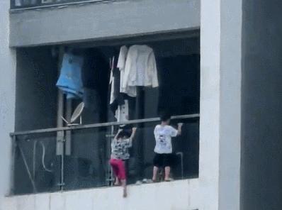 小孩翻到阳台外侧玩邻居紧急提醒