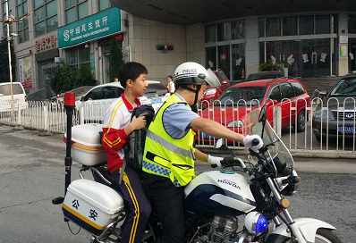 司机不熟悉路线 考生求助骁骑送考 交警紧急护送保准时