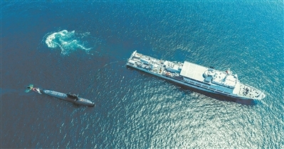 海军某防救支队联合某潜艇部队开展援潜救生演练