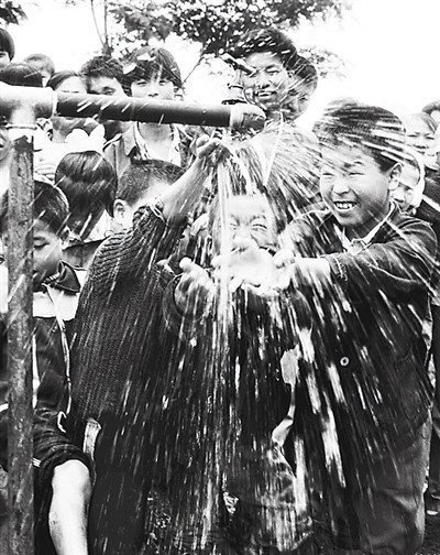 自来水来了 江西宜春 1993年 舒宏平摄
