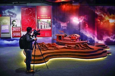 3月9日，参观者在北京首都博物馆展厅内拍摄浙江嘉兴南湖红船模型。新华社发