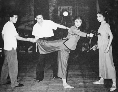 　第一代琼花、舞蹈家白淑湘（右二）排练芭蕾舞剧《红色娘子军》。　　（资料图片）