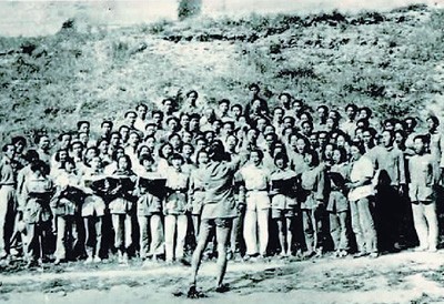 1939年，冼星海（前）指挥鲁艺学员排练《黄河大合唱》　　资料图片