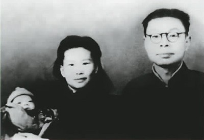 　李侠的原型李白（右一）全家于1946年1月19日在上海合影。当时他的孩子只有35天。