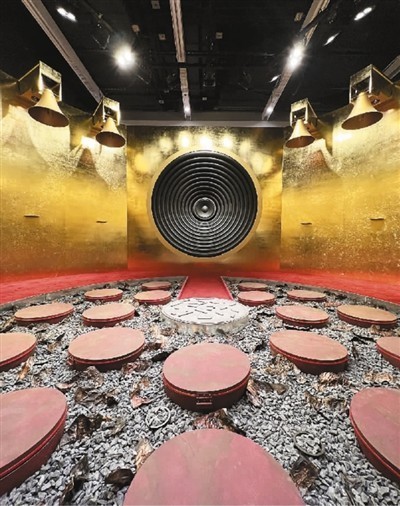 展厅7由香港本地艺术家创作的声音装置《庆》，融合了清代宫廷音乐与当代节庆汇演元素。　　本报记者 金 晨摄