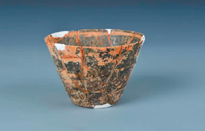 　　湖北沙洋城河遗址出土的蛋壳彩陶杯。