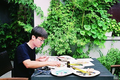 　　青年绘本作者马鹏浩在创作。受访者供图