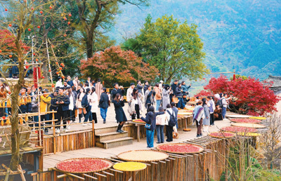 在江西省婺源县篁岭村，“晒秋”景观吸引了众多游客前来观光游览。　　袁新宇摄（人民图片）