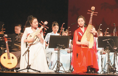 《江山如画》民族音乐会在圣彼得堡亚历山大剧院演出。 　　莫京娜摄（新华社发）
