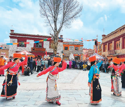 千户藏寨景区里的歌舞表演