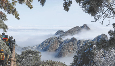 近日，游客在安徽省黄山风景区欣赏雪后美景。施亚磊摄（人民视觉）