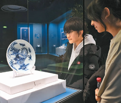 观众在辽宁省沈阳博物馆内观赏带有“龙”图案的文物，期待龙年春节的到来。　　黄金崑摄（人民图片）