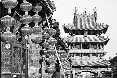 1月29日，工人在山西省晋中市平遥古城悬挂大红灯笼。新华社发