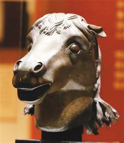 圓明園博物館展出的清代馬首銅像。　　圓明園管理處供圖