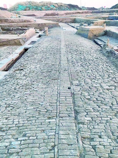 淮安新路遗址发现的一条宽约4米的道路 资料图片