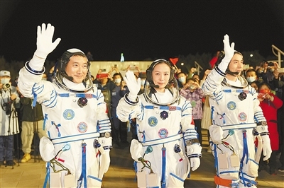 视频直击：成功对接！3名航天员进驻中国空间站