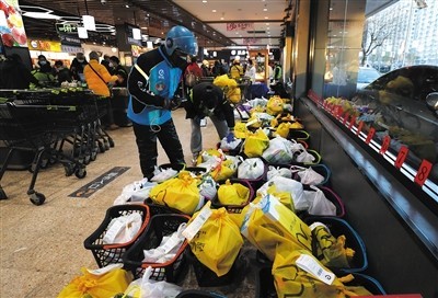 11月30日，海淀区超市发双榆树门店，外卖员正在取货。新京报记者 浦峰 摄