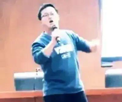 抢话筒事件火出国!留美学生力挺: 从陈宏友们手里抢过话筒, 该!