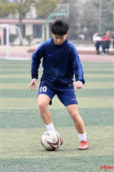 高二女生试训欧洲球队 校队主教练是伯乐