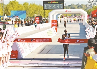 冠军跑进一小时刷新北京半马纪录