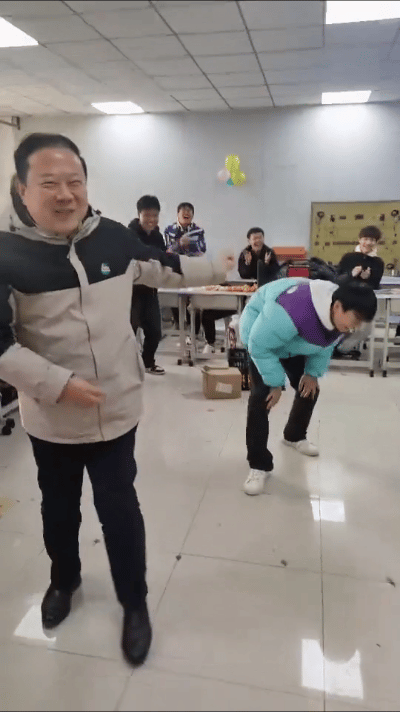 00后真的没有人情世故！学生和校长玩游戏竟直接撤椅子