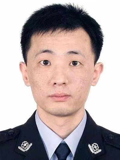 与歹徒搏斗民警身中15刀英勇牺牲 鲜血将警服浸透