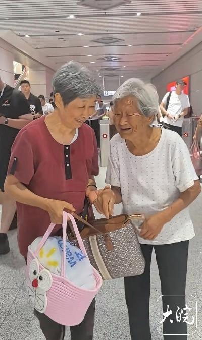 108岁老人高铁站接78岁女儿被疑造假 母女情深引热议