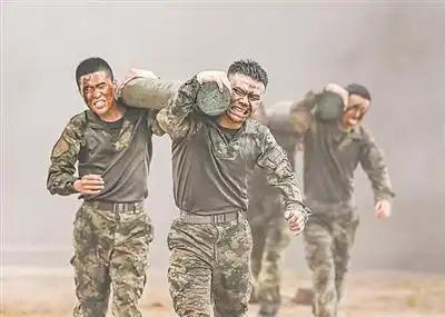 2025人民军队难忘瞬间 强军兴军铿锵足音