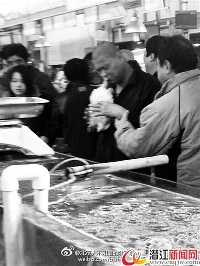 男子被路边摊的鳖咬住不松口