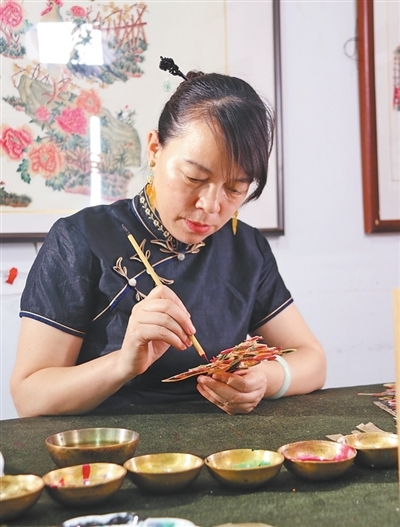 这门绝活 她练了30年 皮影雕刻传承创新