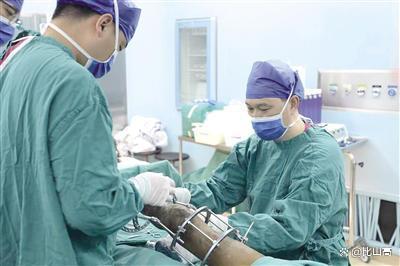 非洲男子将14岁儿子送往郑州治疗 跨越万里重燃希望