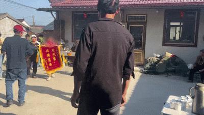 大哥跳河勇救落水邻居获赠锦旗 凡人善举暖人心