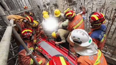 建筑工人不慎坠落身体被3根钢筋刺穿 紧急救援成功分离