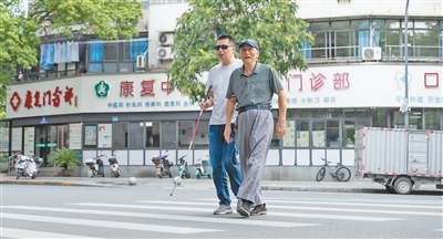 150多米上班路，两名老人接力护送盲人邻居
