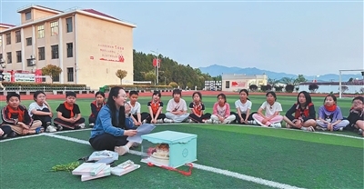 山里娃长大后，又教起了山里娃（暖相册）