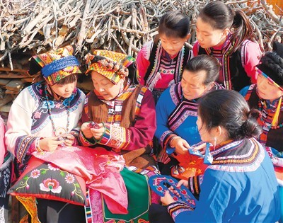 国家级非遗传承人杨华珍：一针一线，绣出藏羌幸福画卷