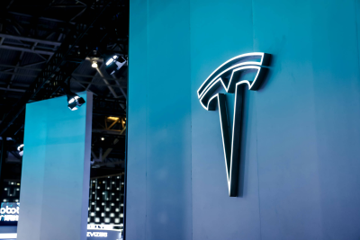 特斯拉交出“极寒”财报：利润暴跌61%，营收创纪录首次负增长！