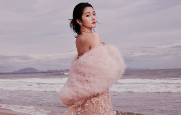 关晓彤穿抹胸裙大气优雅 身披毛绒外套楚楚动人