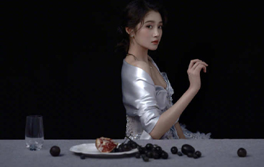 关晓彤身着低领裙大方秀性感身材 魅力十足！