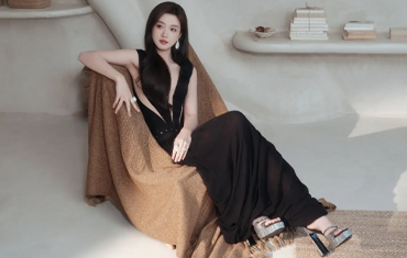 卢昱晓穿镂空透视裙性感迷人！深V开到腰太惹眼