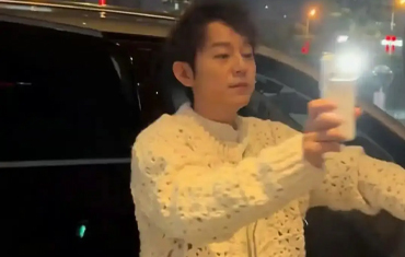 何炅私人行程遭“私生饭”围堵偷拍