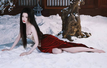 孔雪儿穿抹胸裙气质清雅 黑发如瀑尽显古典韵味